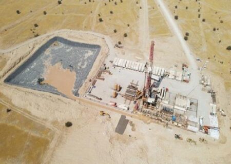 عملیات اجرایی طرح نگهداشت و افزایش تولید میدان نفتی منصورآباد با استقرار دکل حفاری در موقعیت طرح توسعه این میدان، در قالب طرح توسعه ۲۸ مخزن آغاز شد.