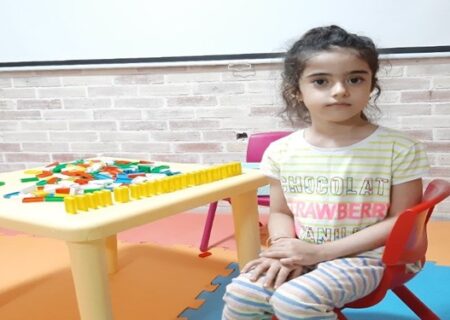کودک نابغه ۶ ساله زنجانی ۲۵ شاگرد دارد/ رونیکا این روزها پیانو می‌نوازد