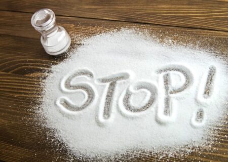 به خاطر ۷ دلیل خطرناک، مصرف روزانه نمک را کنترل کنید