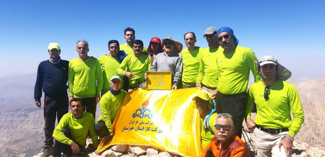 صعود تیم کوهنوردی گاز خوزستان به قله ۴۱۸۰ متری، به مناسبت هفته دفاع مقدس