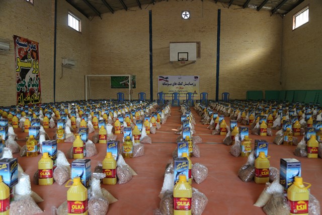 ۴۰۰ بسته مواد غذایی به خانواده های نیازمند مسجدسلیمانی اهداء شد