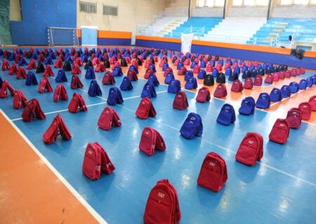توزیع ۸۰۰  بسته نوشت افزار میان دانش آموزان کم برخوردار شهرستان مسجدسلیمان