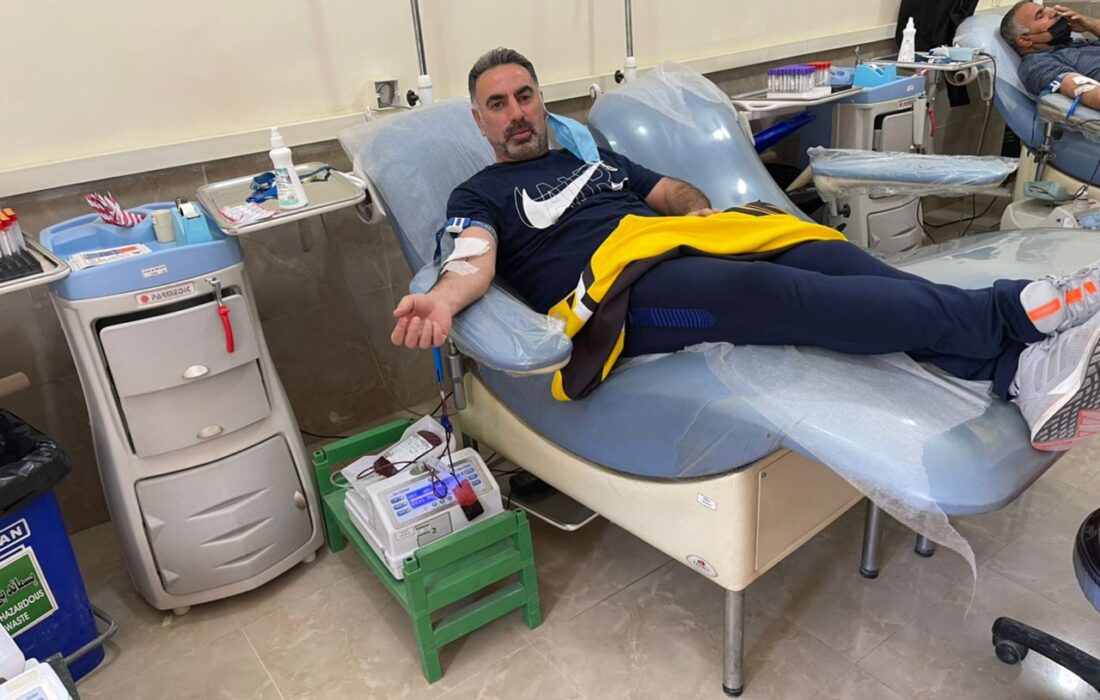 سرمربی تیم فوتبال نفت مسجدسلیمان خون خود را اهدا کرد