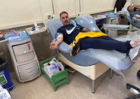 سرمربی تیم فوتبال نفت مسجدسلیمان خون خود را اهدا کرد