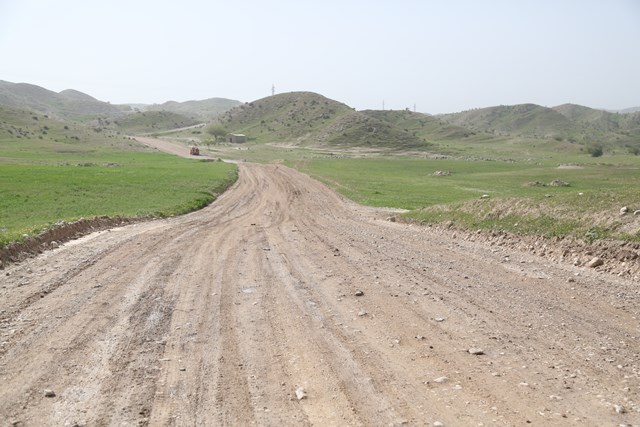 عملیات اجرایی مرمت و بهسازی باقیمانده جاده روستاهای تمبی چم فراخ آغاز شد