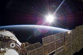 تصویری زیبا از طلوع خورشید در فضا