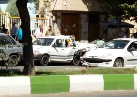 فیلم عجیب ترین چپ کردن بنز در خیابان باریک تهران / ۶ خودرو پارک شده اوراق شدند