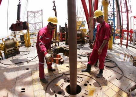حفر و تکمیل ۴۵ حلقه چاه‌های نفت و گاز در مناطق خشکی و دریایی کشور
