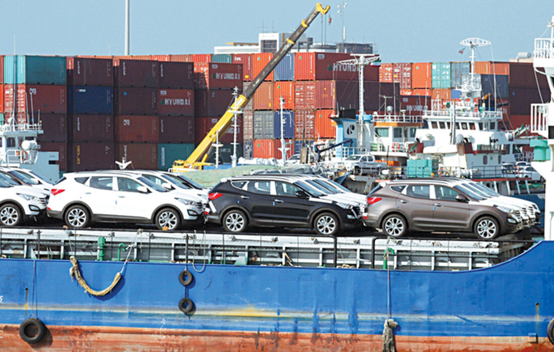 سپردن واردات به خودروسازان تمسخر قانون‌گذار است