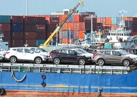 سپردن واردات به خودروسازان تمسخر قانون‌گذار است