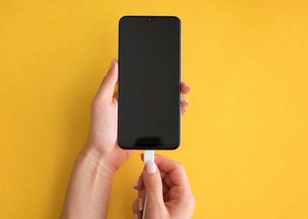 ۵ اشتباه رایجی که هنگام شارژ گوشی موبایل مرتکب می‌شویم