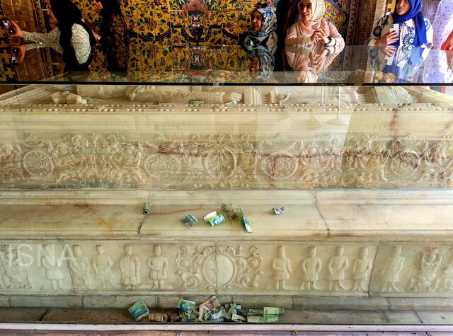 تصویر و جزئیات اتفاقی عجیب در سنگ قبر ناصرالدین‌ شاه