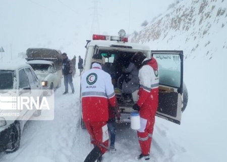 امدادرسانی به ۵۰ نفر گرفتار شده در کولاک برف جاده اندیکا