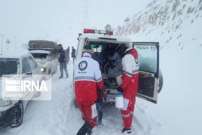 امدادرسانی به ۵۰ نفر گرفتار شده در کولاک برف جاده اندیکا