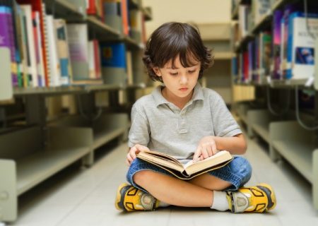 چگونه می‌توان بچه‌ها را به خواندن کتاب تشویق کرد؟ آیا خود شما به مطالعه علاقه دارید یا فقط انتظار دارید فرزندانتان به این کار علاقه نشان دهند؟
