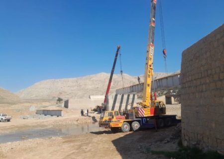آغاز پروژه نصب تیرهای پل جدید تنگ۳ محور مسجدسلیمان-اهواز پس از سالها تعطیلی
