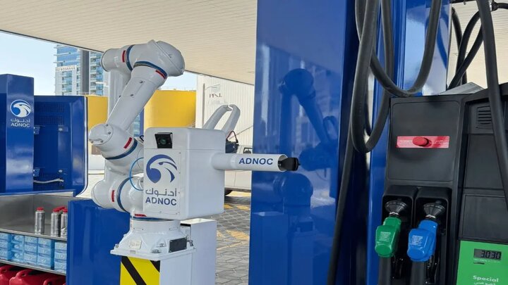 در پمپ بنزین های ابوظبی، ربات ها بنزین می زنند