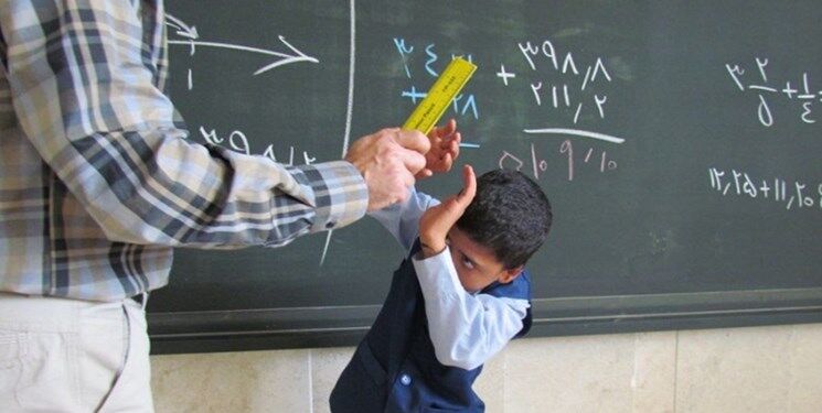 📌کتک‌ زدن ۱۳ دانش‌آموز توسط معلم به خاطر گم شدن شارژر گوشی؛ دو دانش‌آموز در بیمارستان بستری شدند!