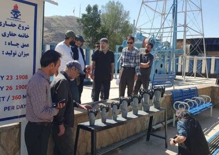 بازدید کارگردان مطرح سینمای کشور از چاه نفتشماره یک خاورمیانه در مسجدسلیمان/ عیاری فیلم جدیدش را در شهر اولین ها می سازد