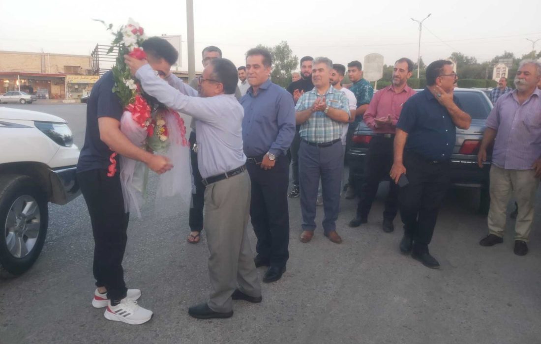 مدال آور مسابقات قهرمانی جهان وارد زادگاهش شد