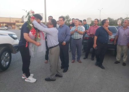 مدال آور مسابقات قهرمانی جهان وارد زادگاهش شد