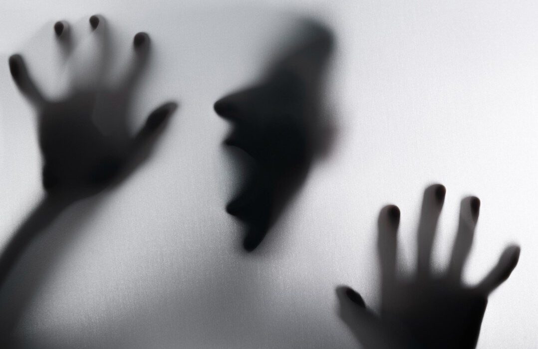 هشدار اجتماعی : دست‌درازی همکلاسی دانشگاه به دختر ۲۲ ساله / او نقش یک عاشق دلباخته را بازی می‌کرد