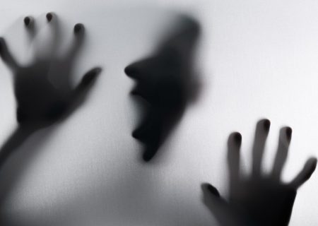 هشدار اجتماعی : دست‌درازی همکلاسی دانشگاه به دختر ۲۲ ساله / او نقش یک عاشق دلباخته را بازی می‌کرد