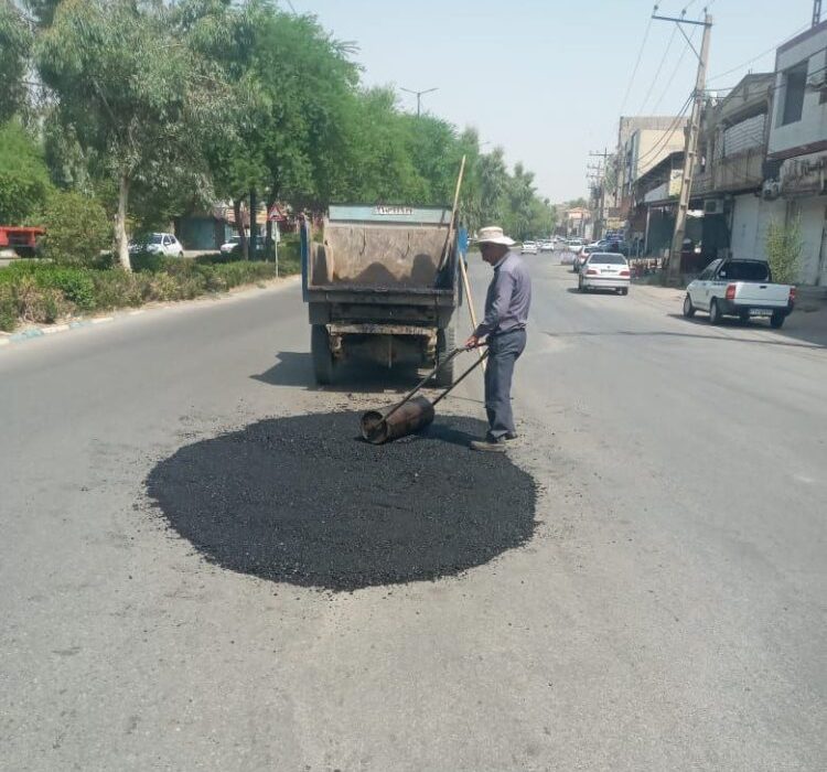 عملیات لکه‌گیری معابر اصلی سطح شهر مسجدسلیمان آغاز شد