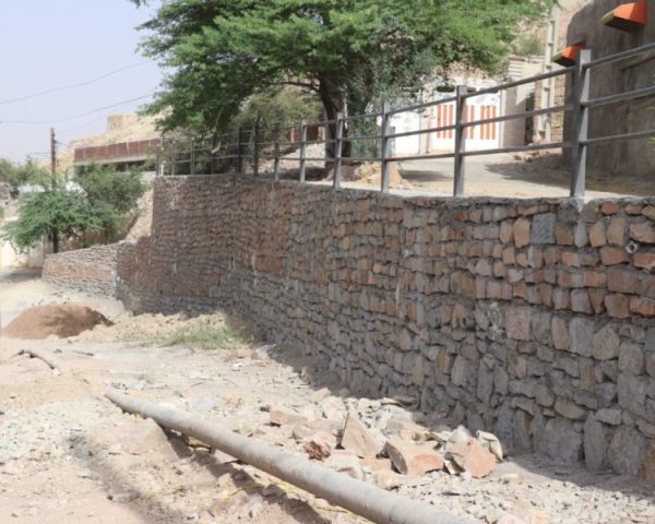 عملیات احداث دیوار حائل توسط شهرداری مسجدسلیمان/ ورودی شیخ‌مندنی ایمن‌سازی شد