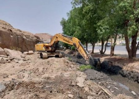 اجرای عملیات لایروبی کانال‌های روباز منطقه ریل‌وی جنب قبرستان چهاربیشه