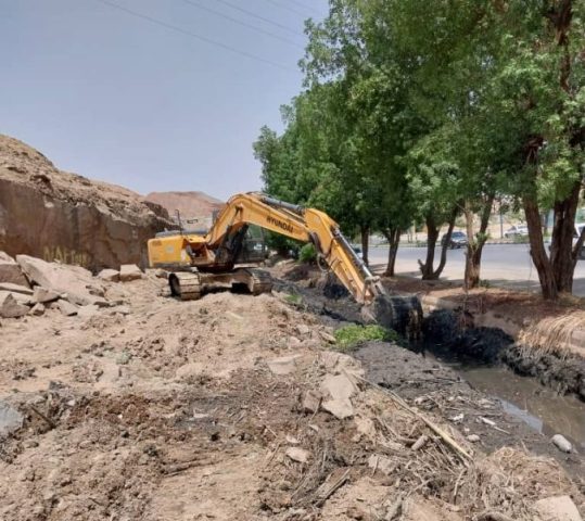 اجرای عملیات لایروبی کانال‌های روباز منطقه ریل‌وی جنب قبرستان چهاربیشه