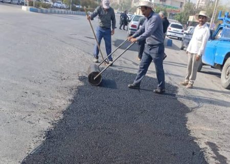 تداوم عملیات لکه‌گیری آسفالت در مناطق هشت‌بنگله، نفتون و دره اشکفت