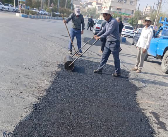 تداوم عملیات لکه‌گیری آسفالت در مناطق هشت‌بنگله، نفتون و دره اشکفت