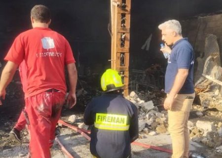 عملیات نفس‌گیر آتش‌نشانی مسجدسلیمان در مهار حریق کارگاه مبل‌سازی