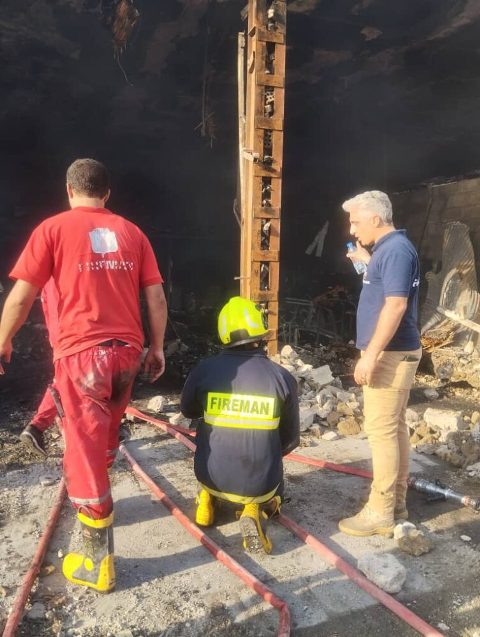 عملیات نفس‌گیر آتش‌نشانی مسجدسلیمان در مهار حریق کارگاه مبل‌سازی