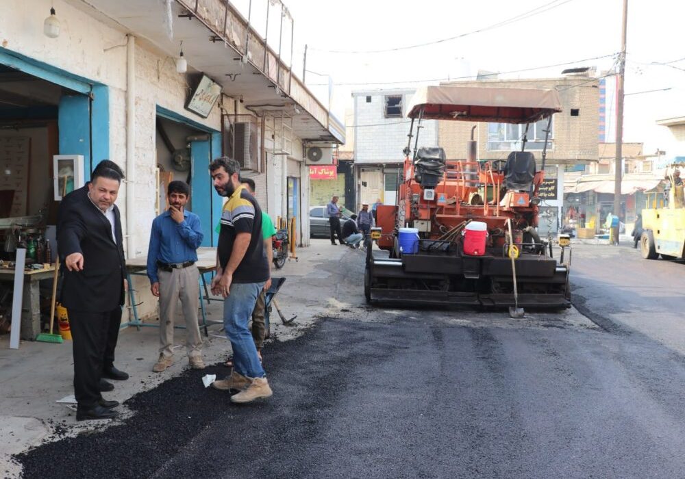 بازدید شهردار مسجدسلیمان از روند اجرای عملیات آسفالت معابر منطقه نمره یک