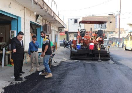 بازدید شهردار مسجدسلیمان از روند اجرای عملیات آسفالت معابر منطقه نمره یک