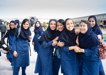 چالش‌های دانش‌آموزان با لباس فرم مدارس؛ نمی‌خواهیم شبیه دوران ناصرالدین‌شاه لباس بپوشیم!