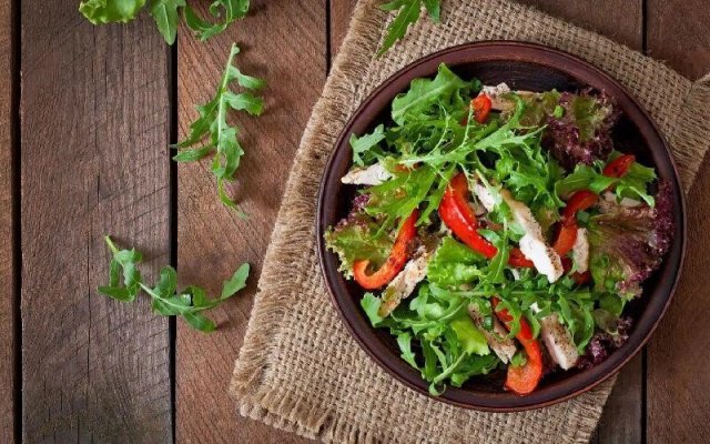 بالاخره سالاد را قبل از غذا باید خورد یا قبل از غذا ؟‌ !