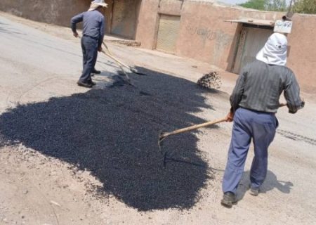 بهبود وضعیت تردد با اجرای لکه‌گیری و ترمیم معابر در هشت‌بنگله و بازار چشمه‌علیذ