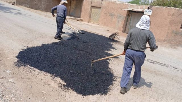 بهبود وضعیت تردد با اجرای لکه‌گیری و ترمیم معابر در هشت‌بنگله و بازار چشمه‌علیذ
