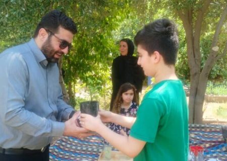دیدار معاونت خدمات شهری شهرداری مسجدسلیمان با خانواده نمونه محیط زیست