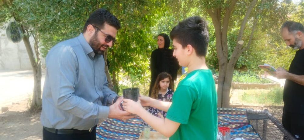 دیدار معاونت خدمات شهری شهرداری مسجدسلیمان با خانواده نمونه محیط زیست