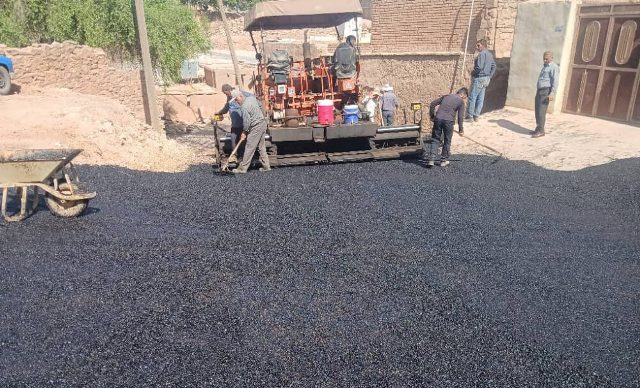 عملیات آسفالت معابر لین اصفهانی‌ها در بازار چشمه‌علی آغاز شد