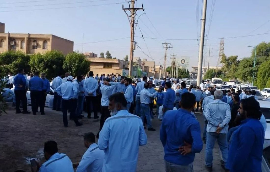 تجمع کارگران توزیع برق اهواز در اعتراض به حقوق‌های پایین