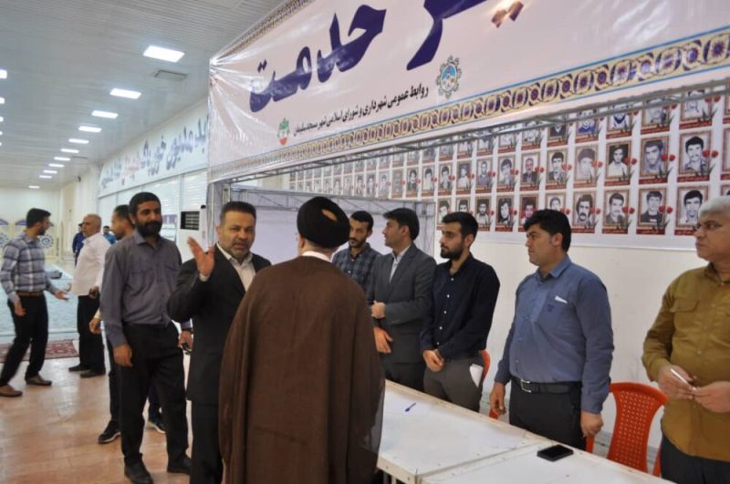 برپایی میز خدمت و ایستگاه صلواتی شهرداری مسجدسلیمان در مصلی نماز جمعه