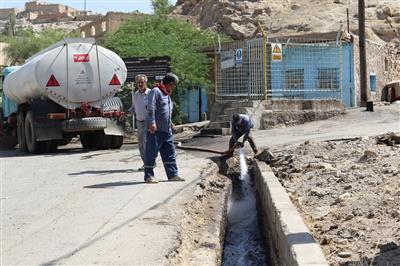 انجام عملیات پاکسازی و لایروبی محوطه چشمه‌های نفتی سی‌برنج با هدف حفظ بهداشت محیط و سلامت شهروندان