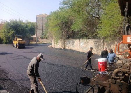 اجرای عملیات آسفالت‌ریزی معابر مجاور دبیرستان سینا