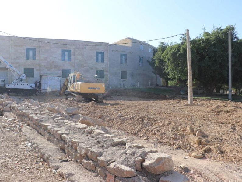 عملیات احداث چمن مصنوعی نمره هشت آغاز شد