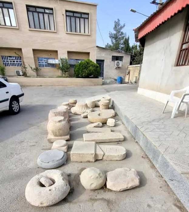 بی توجهی به میراث فرهنگی و تاریخی تا کجا؟ / رها شدن آثار تاریخی دوره هخامنشی و ساسانی در حیاط فرمانداری یک شهرستان